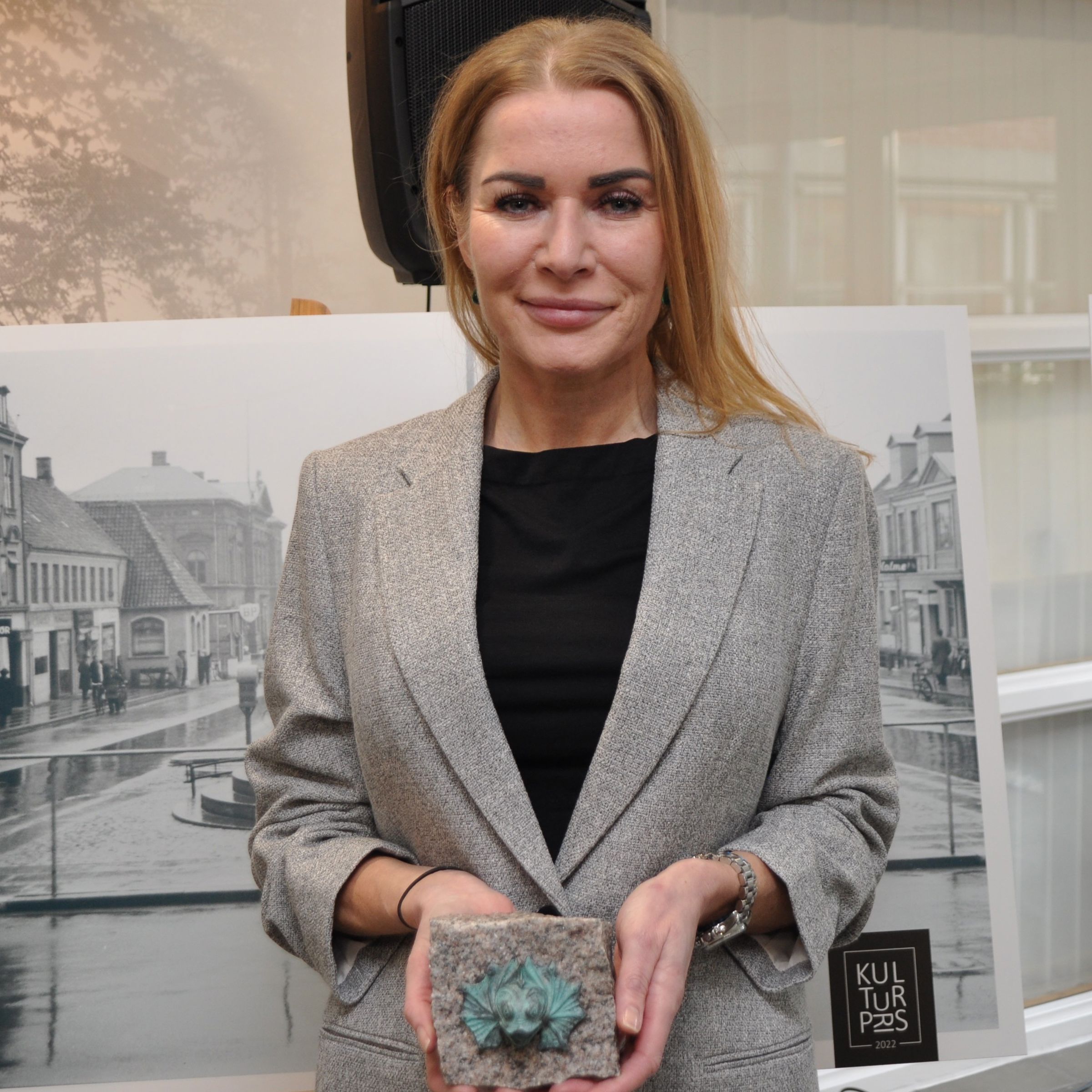 Louise Høeg modtog en lille kopi af de vandspyer, der sidder øverst på Iguanbryderne.