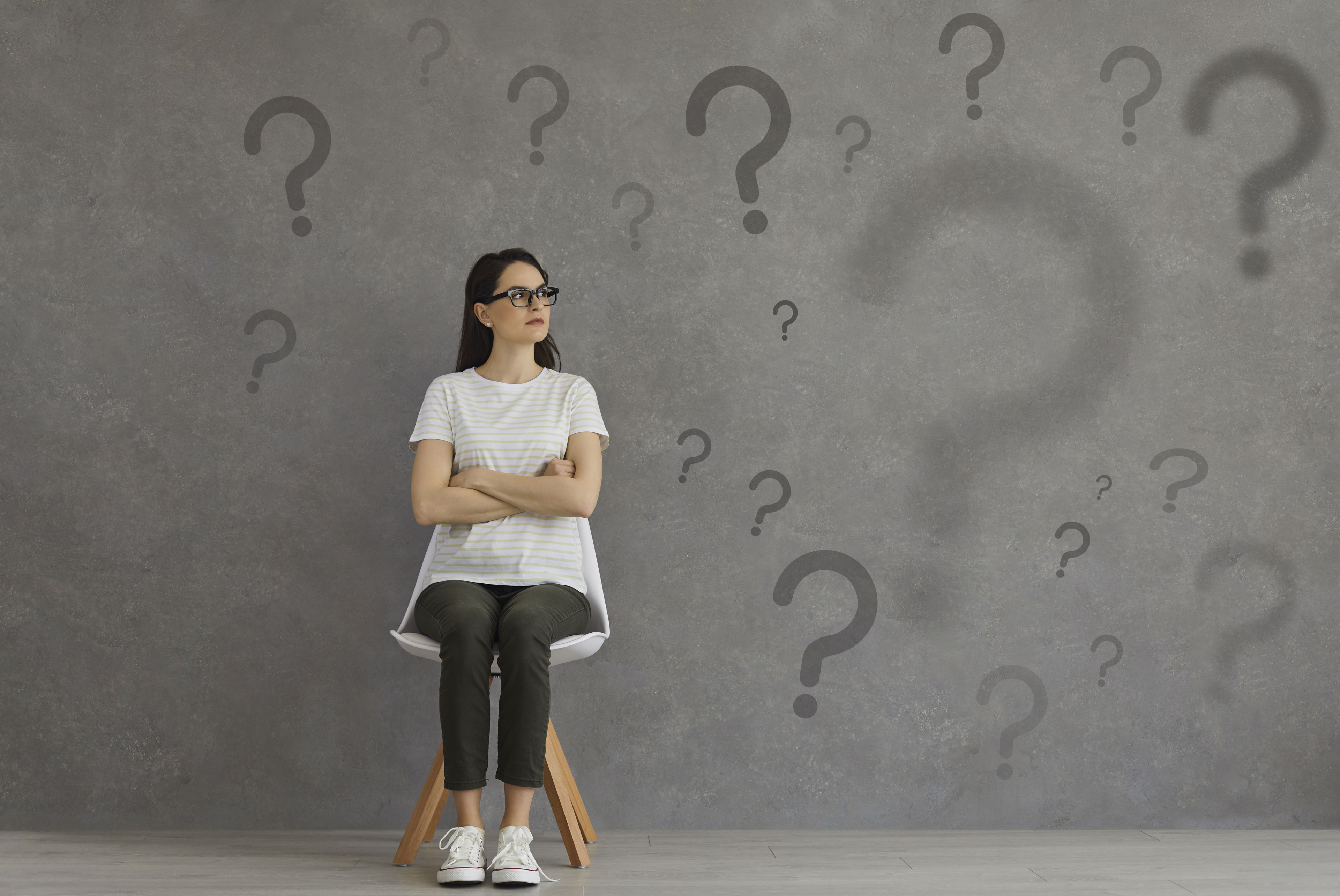 Kvinde undrer sig og spørgsmålstegn