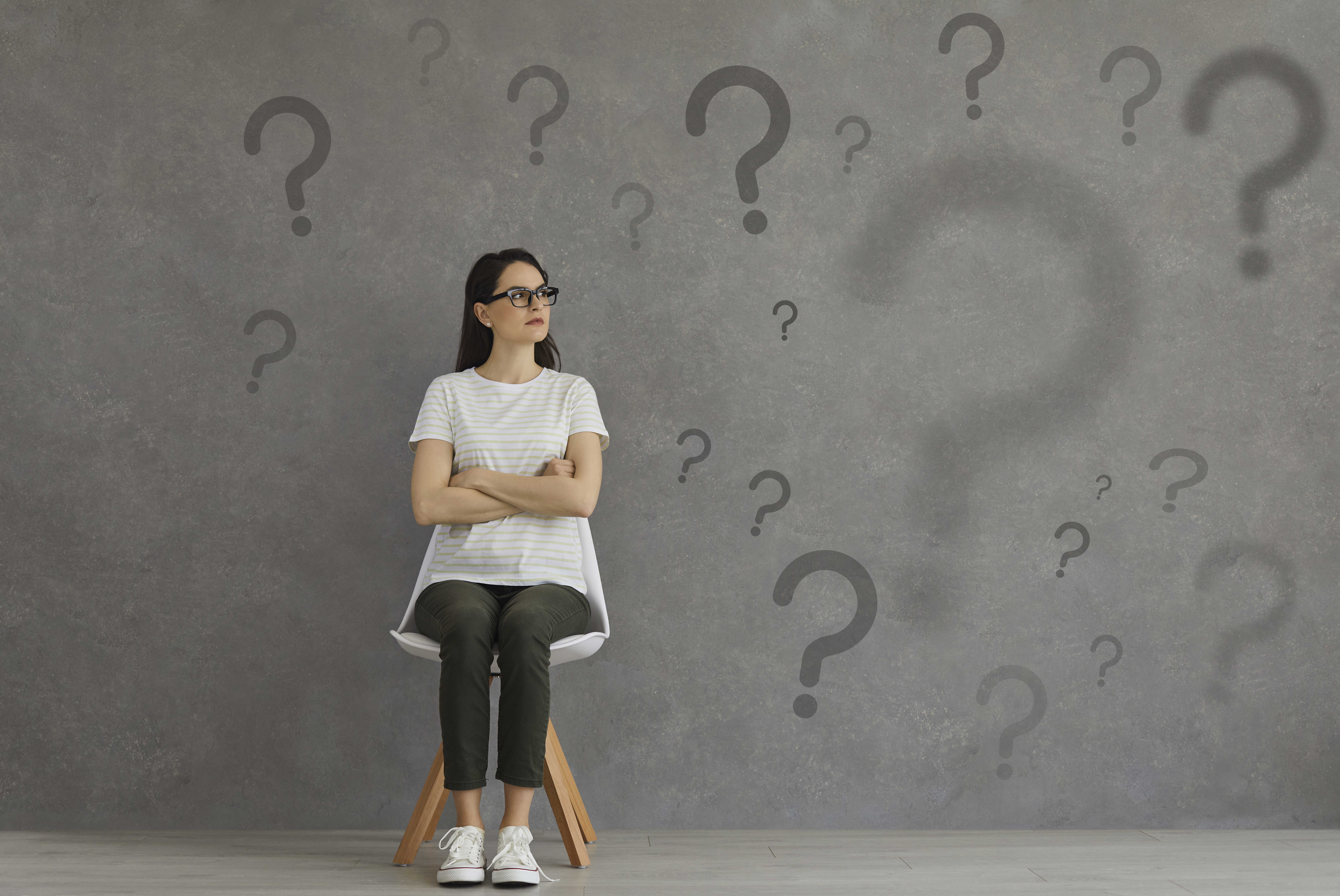 Kvinde undrer sig og spørgsmålstegn