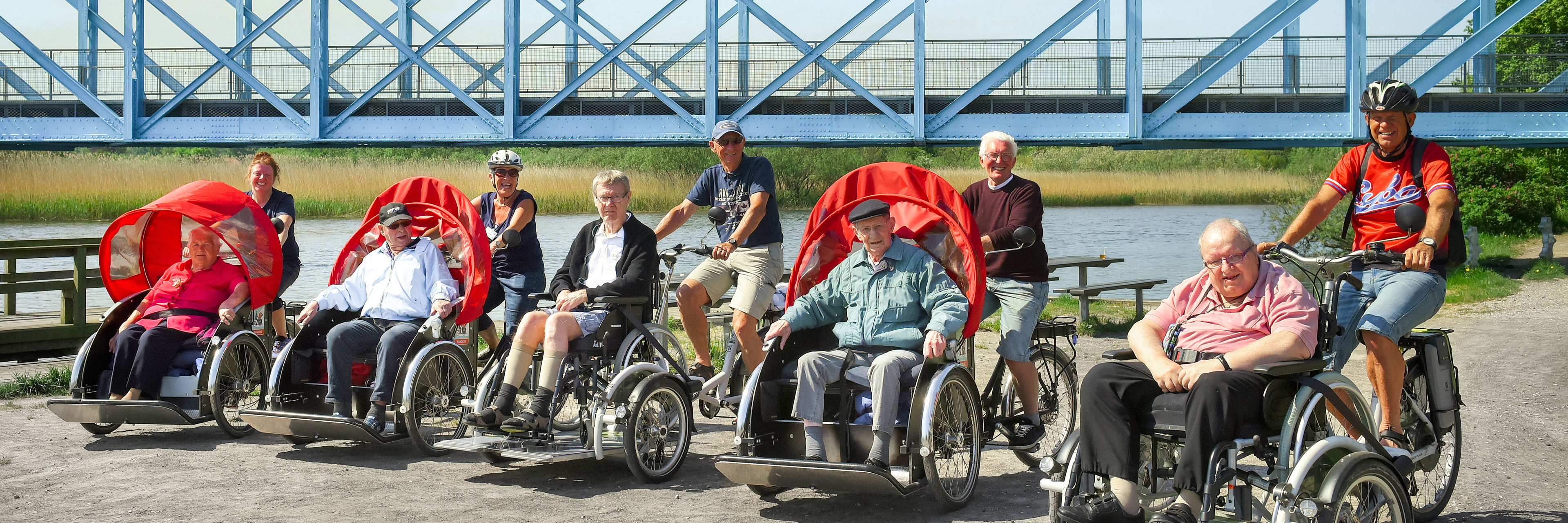 Rickshaws med cykelpiloter og ældre ved Den Blå Bro