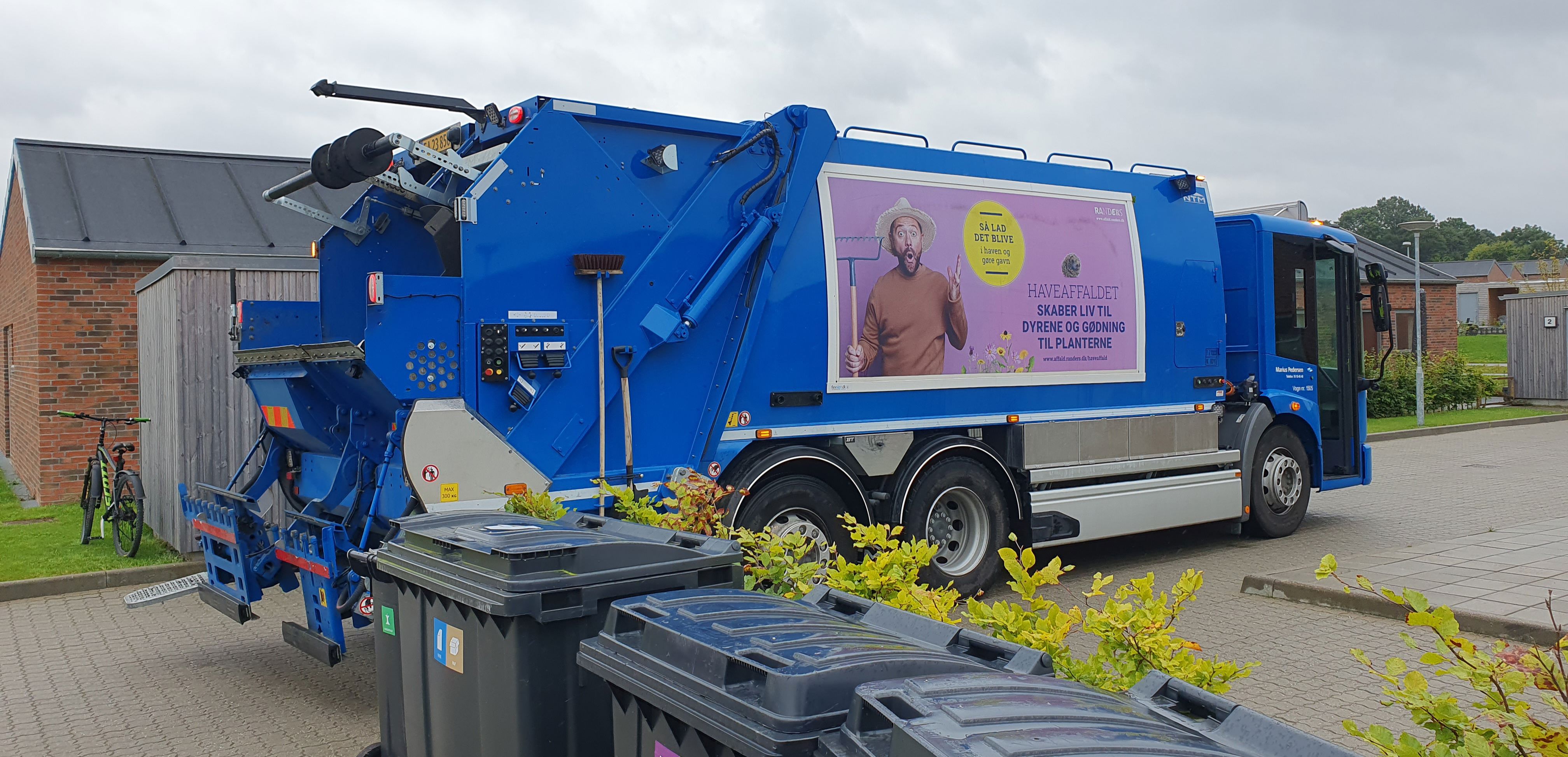 Skraldebil i boligområde