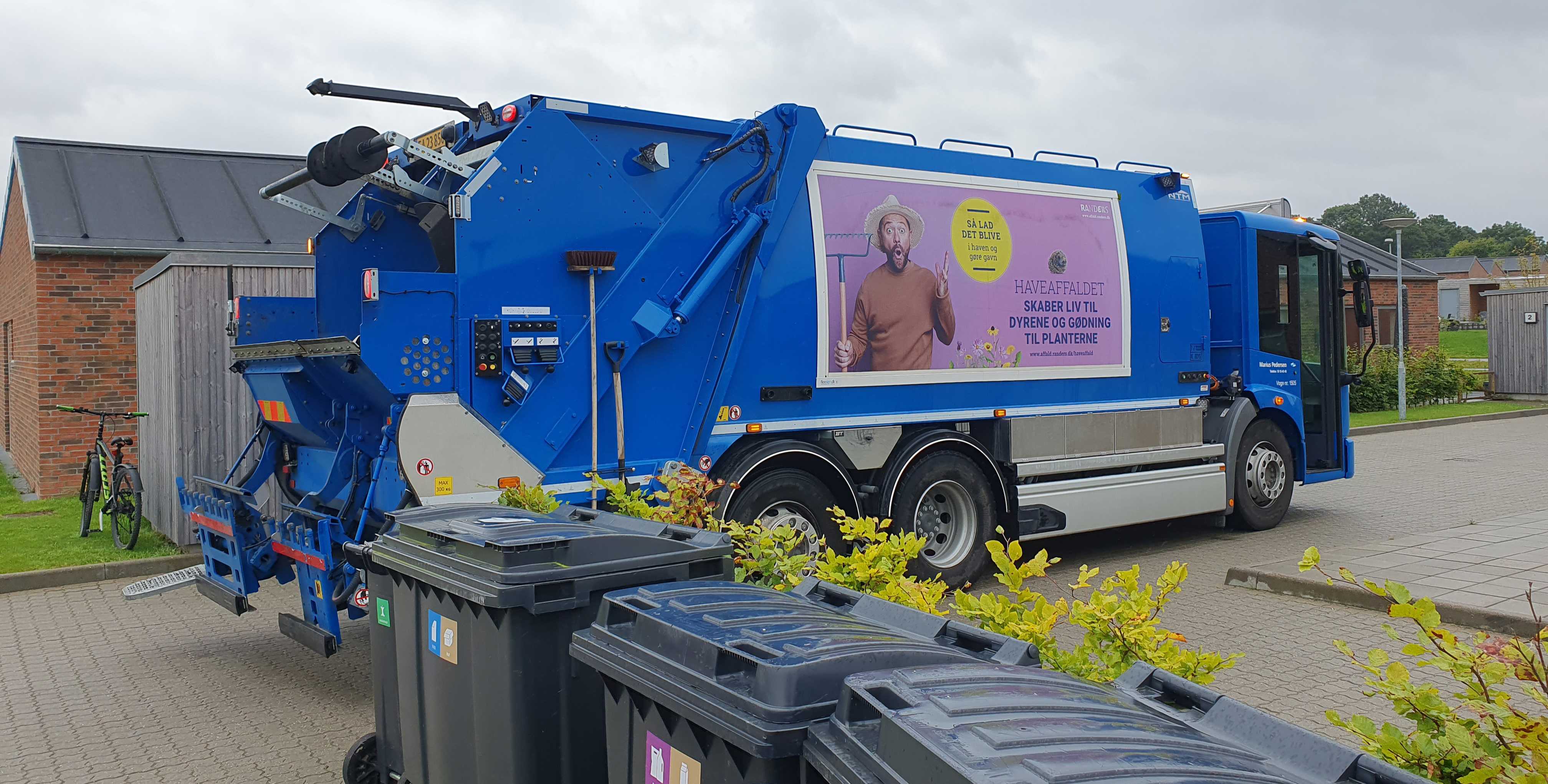Skraldebil i boligområde