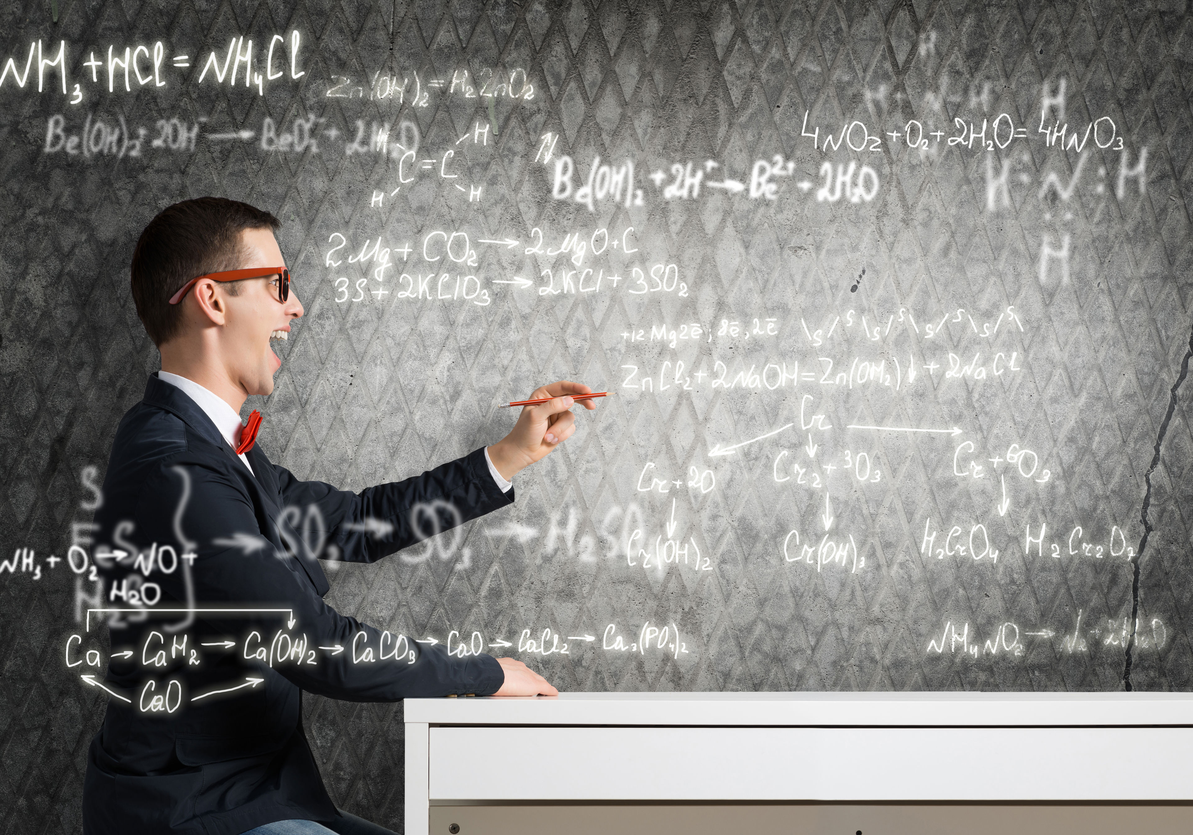 Professor type ved tavle med masser af udregninger