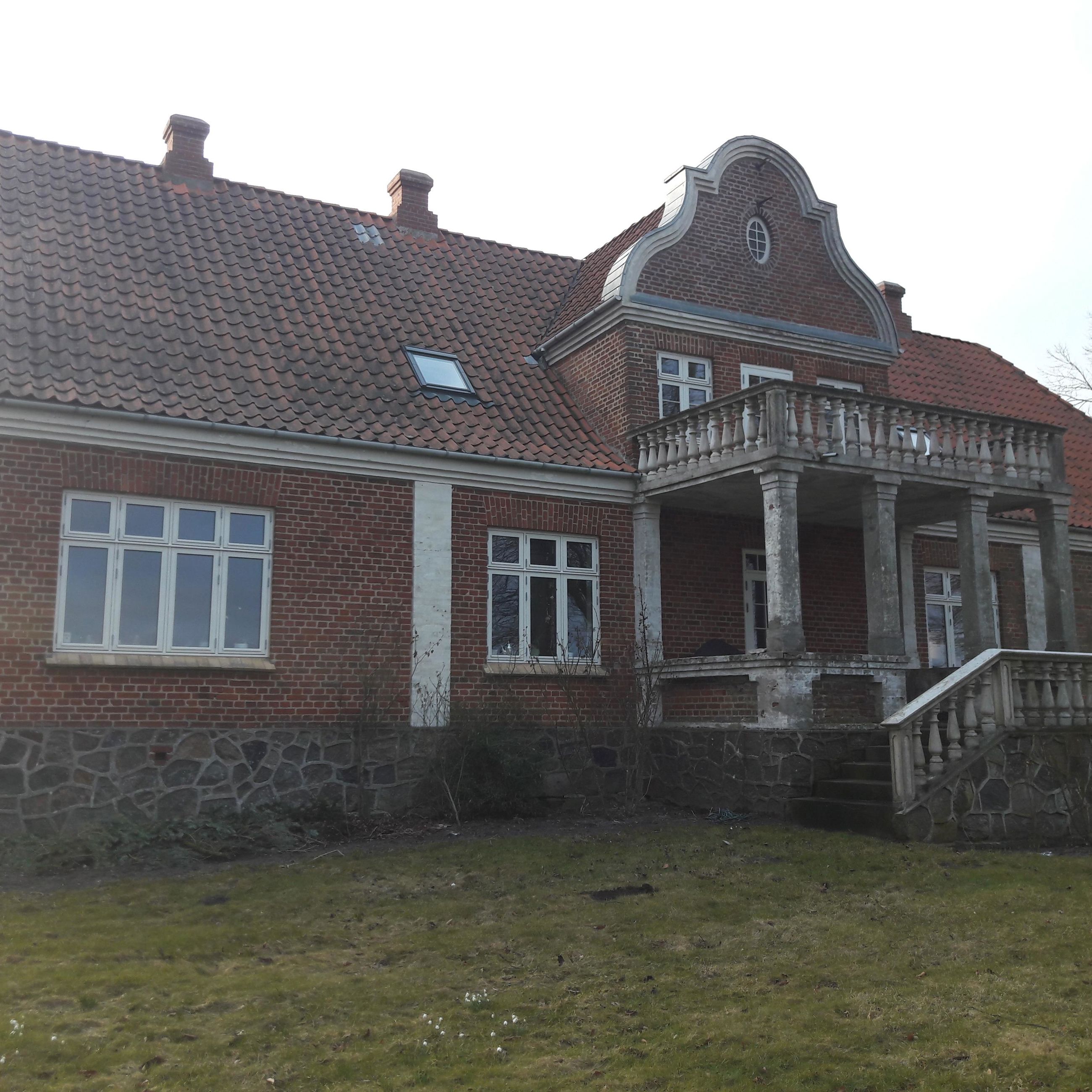 Udbynedervej 1 rødt murstenshus før istandsættelsen