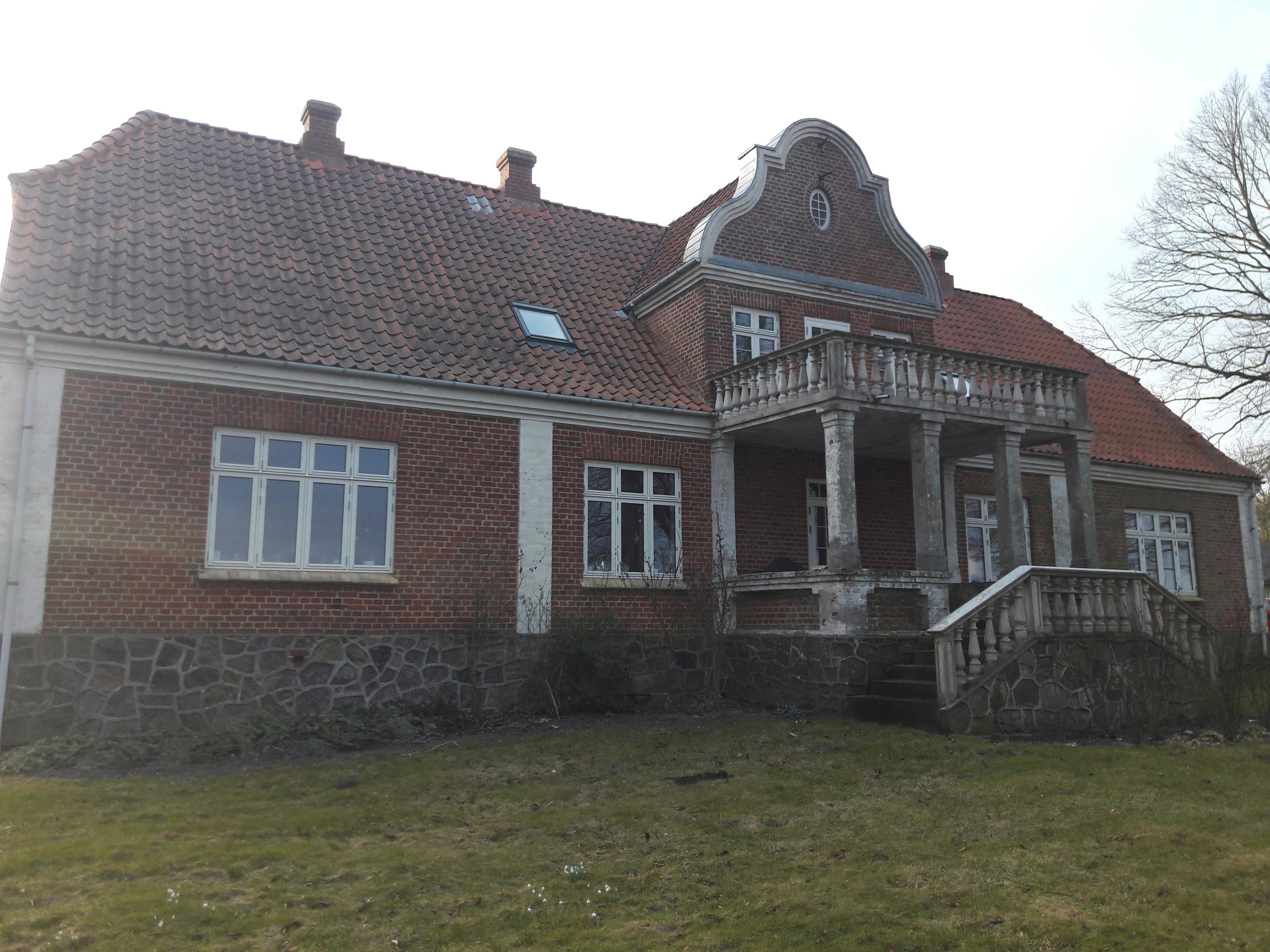 Udbynedervej 1 rødt murstenshus før istandsættelsen