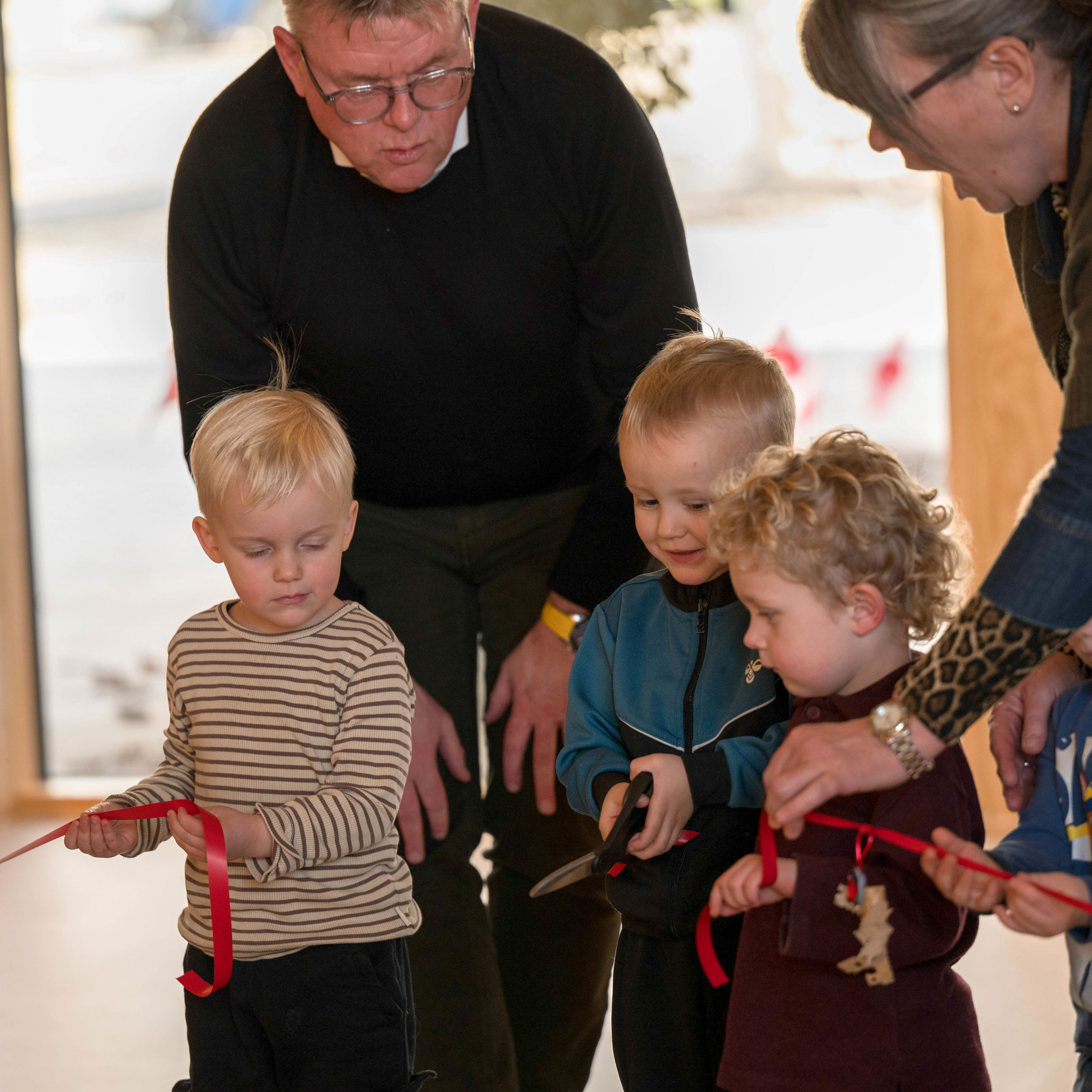 4 børn klipper den røde snor og indvier Børnehuset Dronningborg