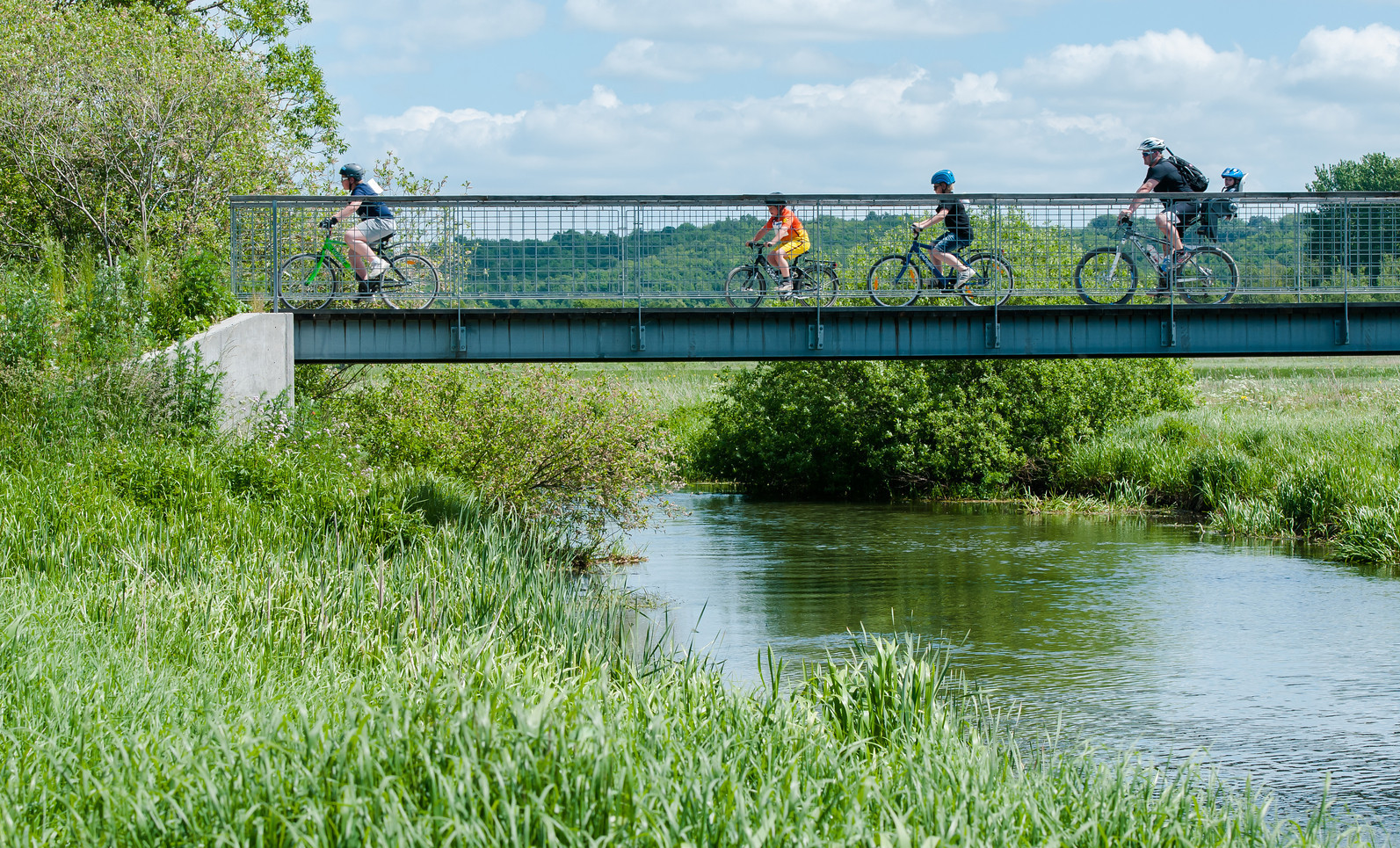 Familie Cykler På Bro