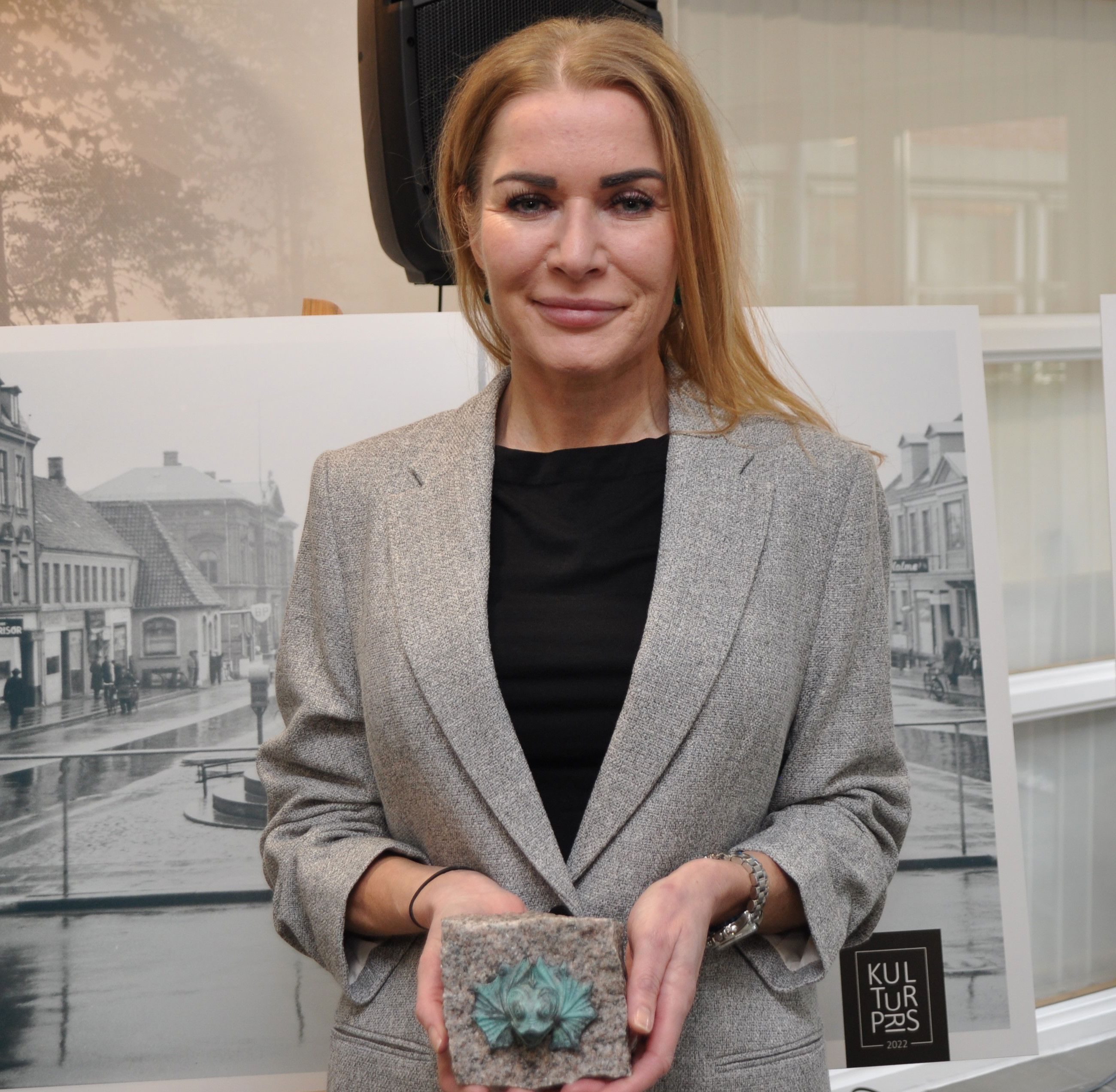 Louise Høeg modtog en lille kopi af de vandspyer, der sidder øverst på Iguanbryderne.