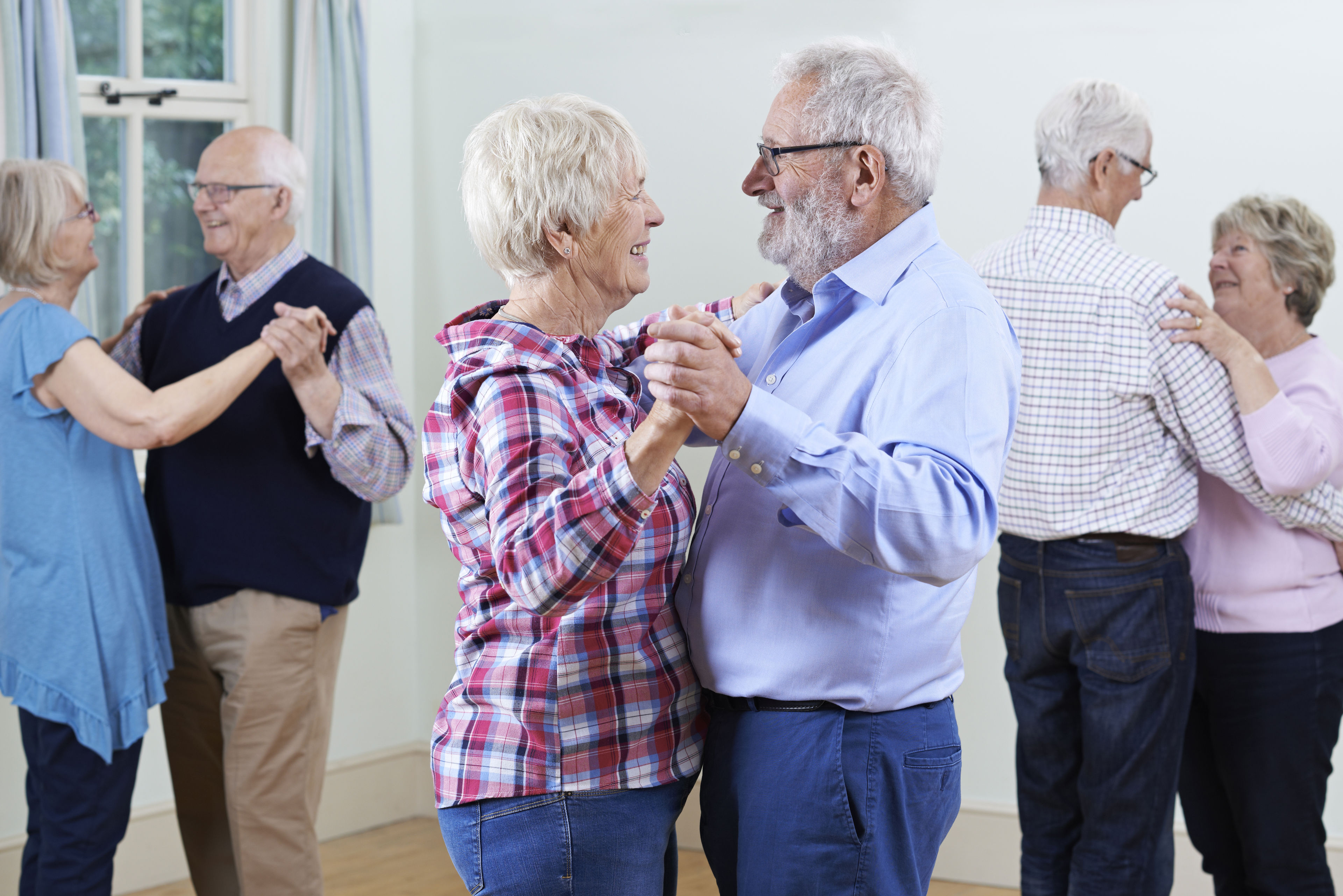 3 ældre par danser