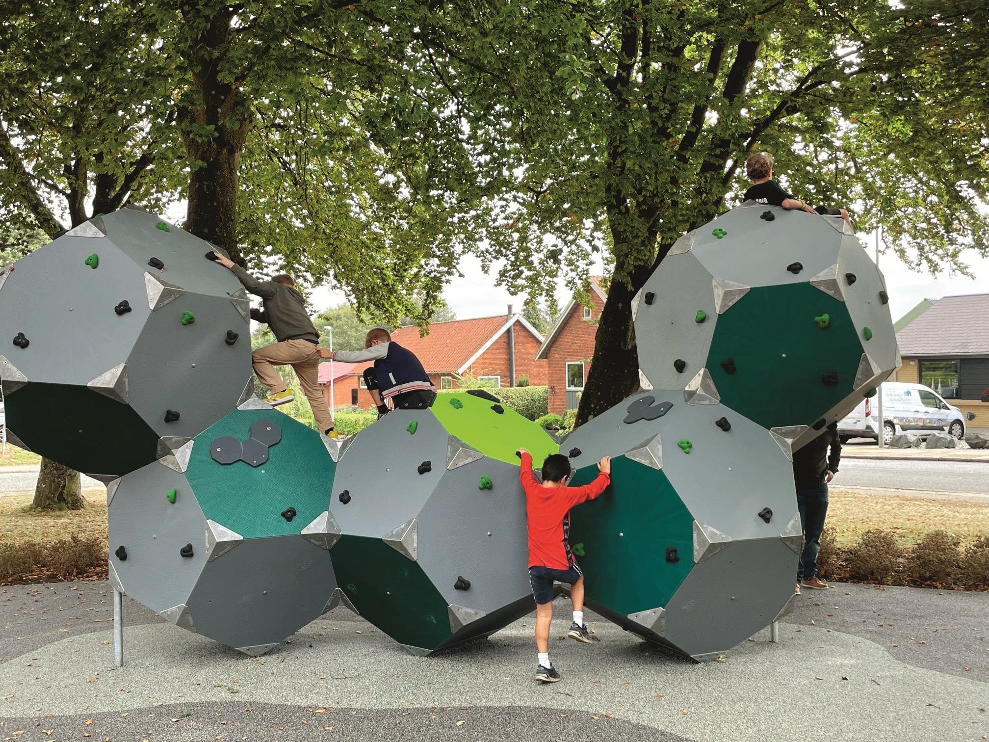 Legeplads lavet af genbrugsplast fra hospitaler