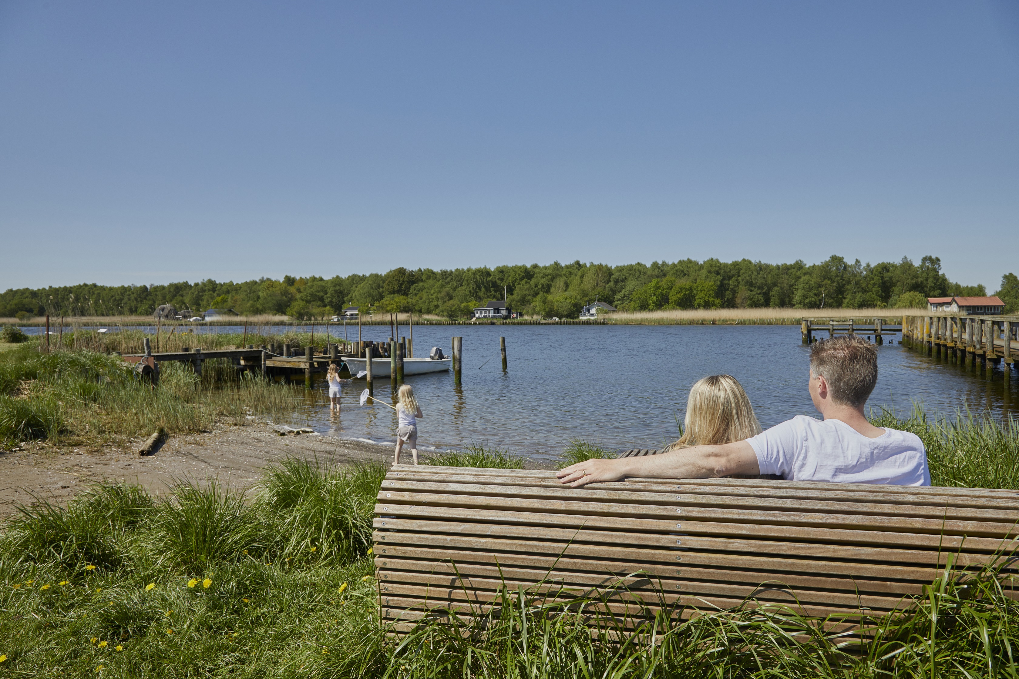 Familie ved vandet i Naturpark Randers Fjord