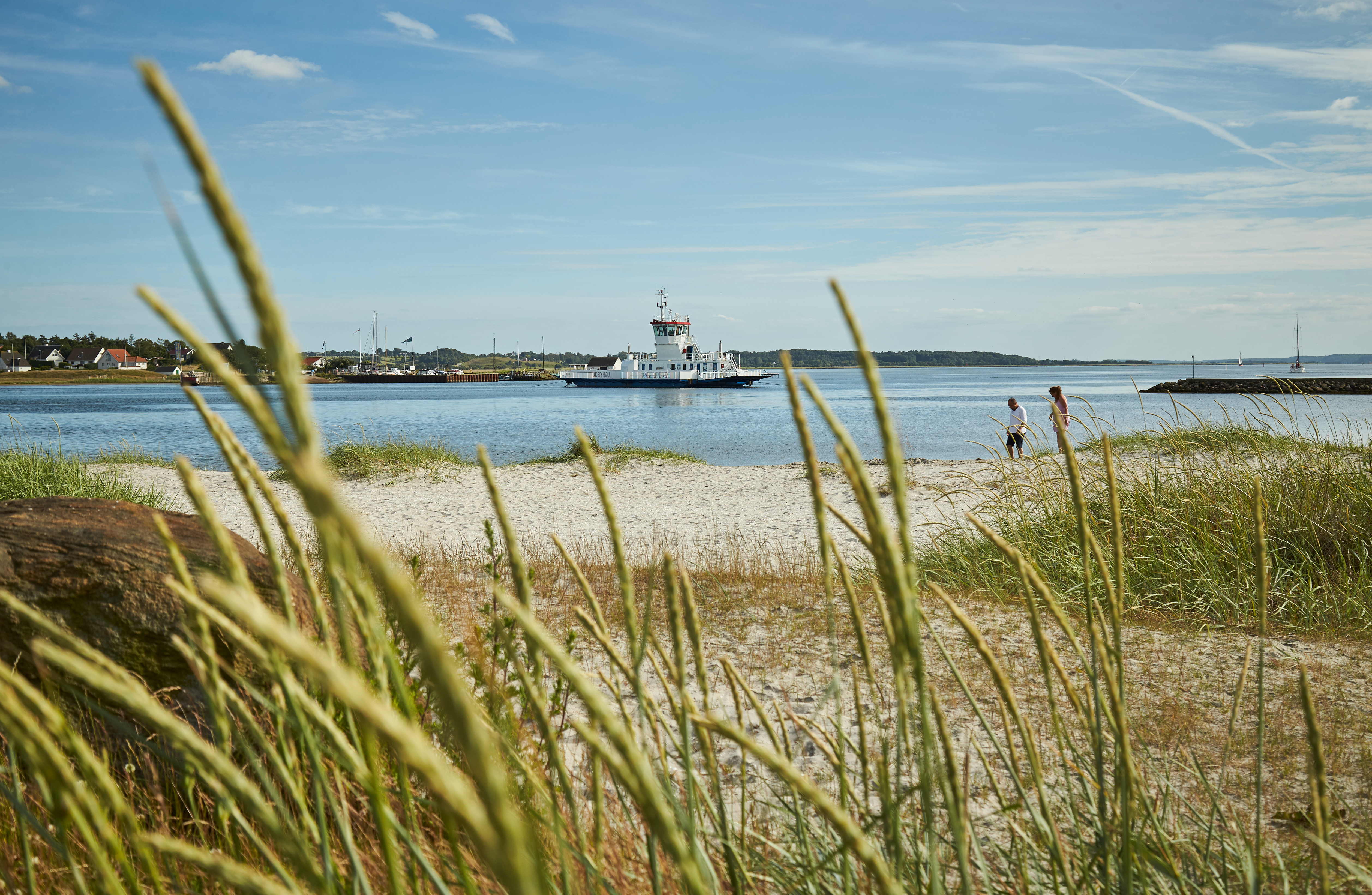 Udbyhøj Strand med Udbyhøj-færgen i baggrunden