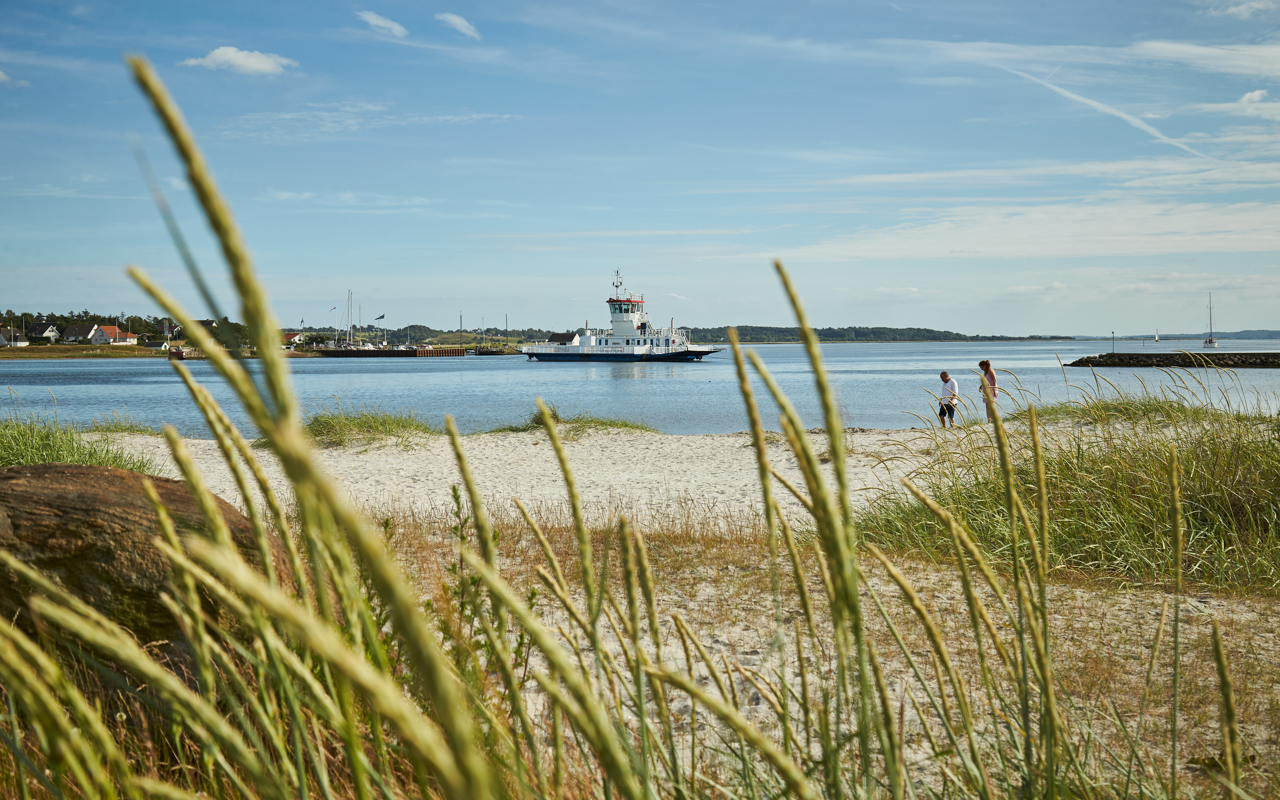 Udbyhøj Strand med Udbyhøj-færgen i baggrunden