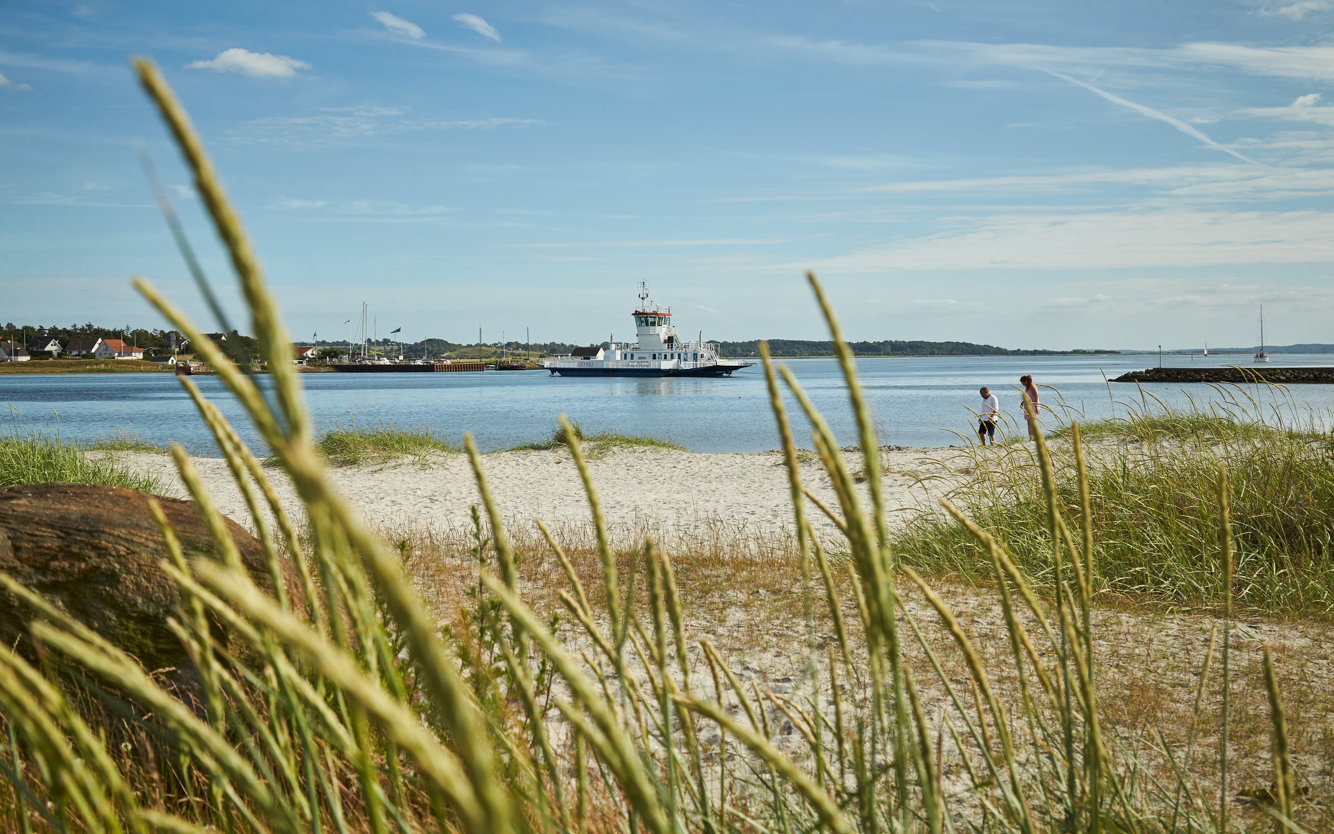 Udbyhøj Strand med Udbyhøj-færgen i baggrunden