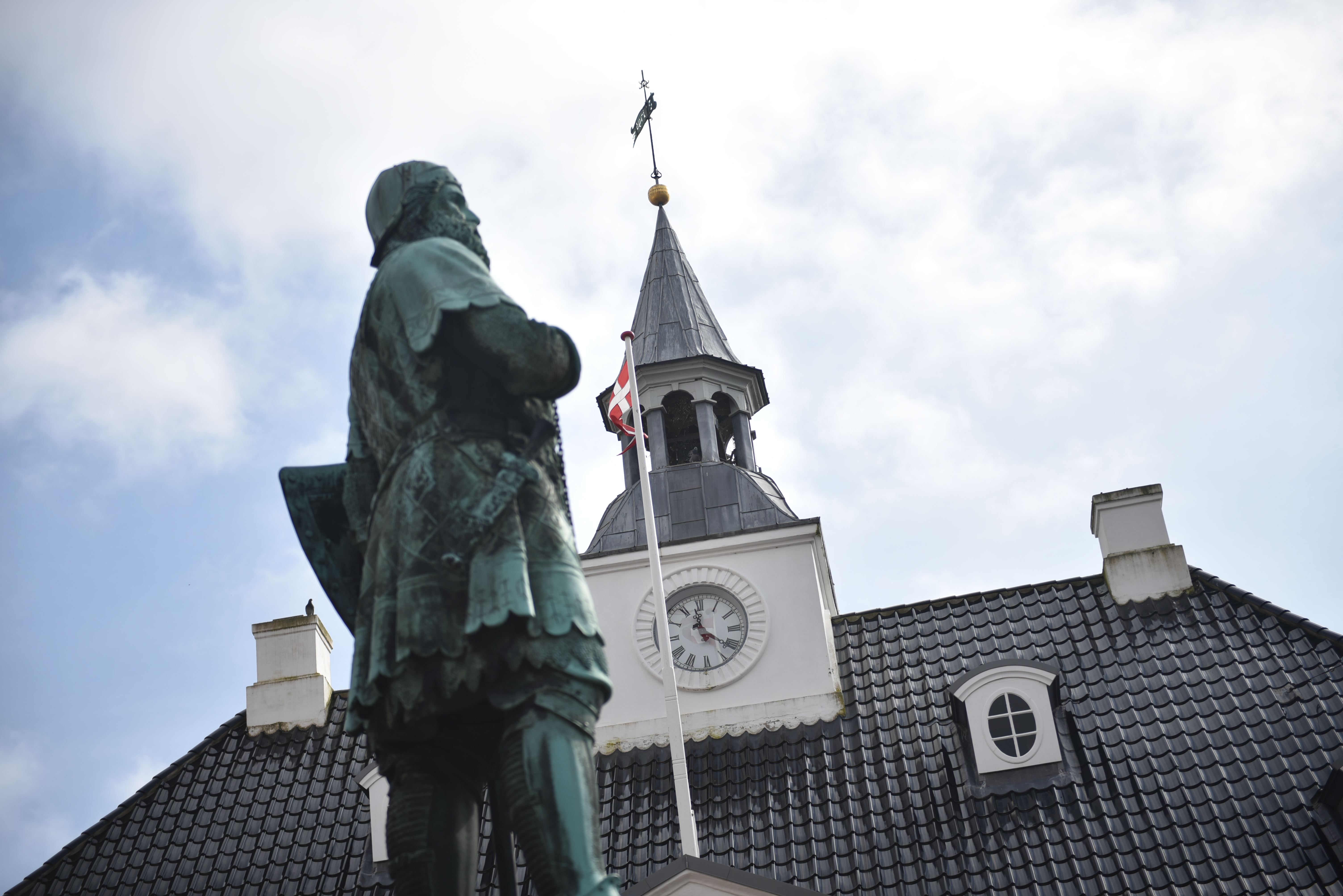 Randers Rådhus og Skulptur af Niels Ebbesen