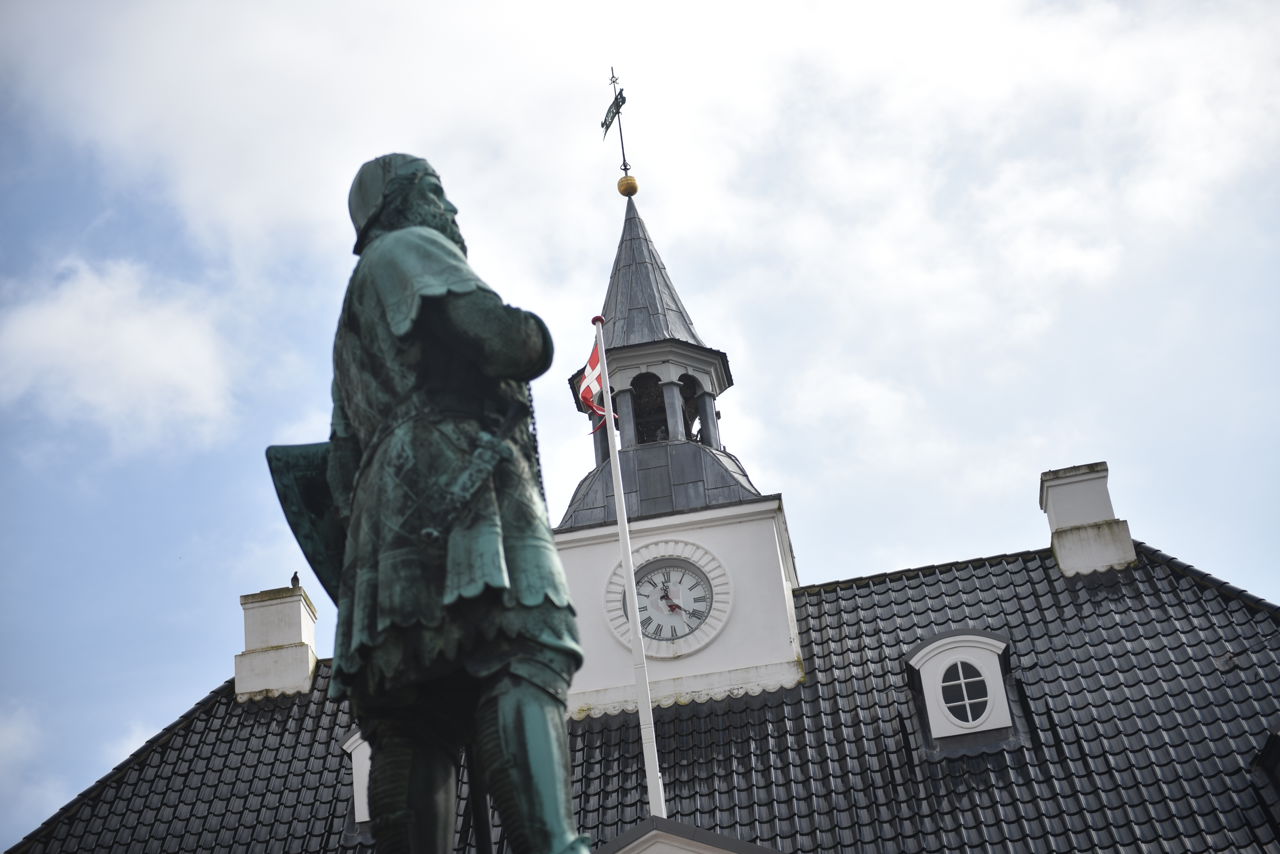 Randers Rådhus og Skulptur af Niels Ebbesen