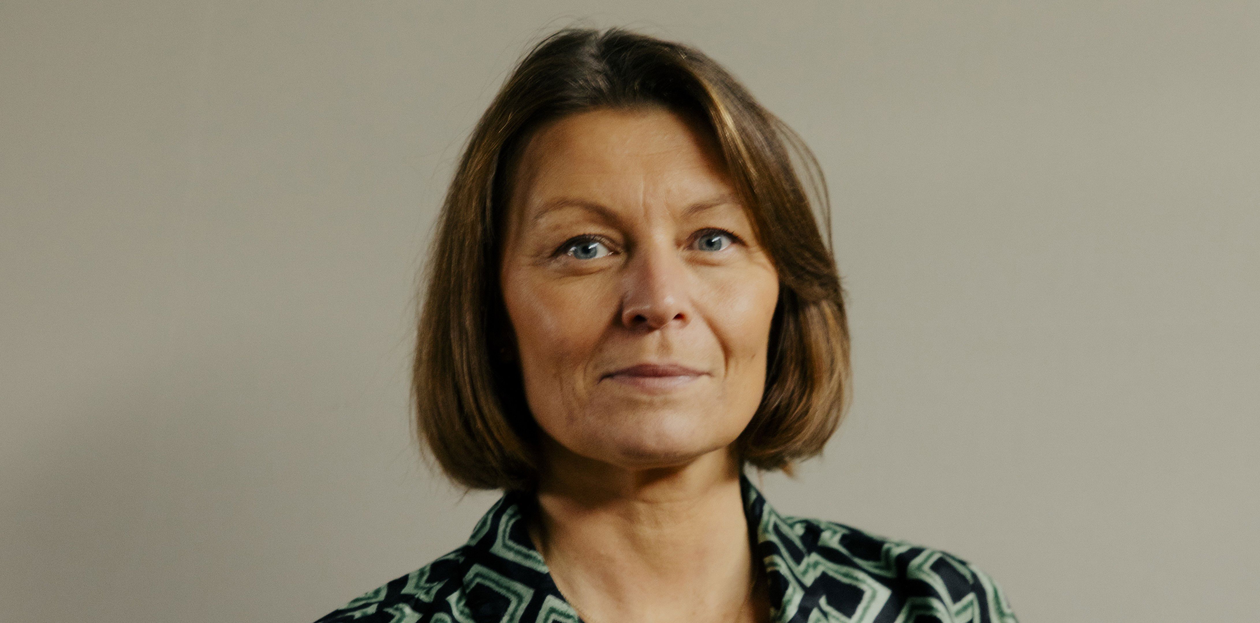 Pia Moltzen i mønstret kjole