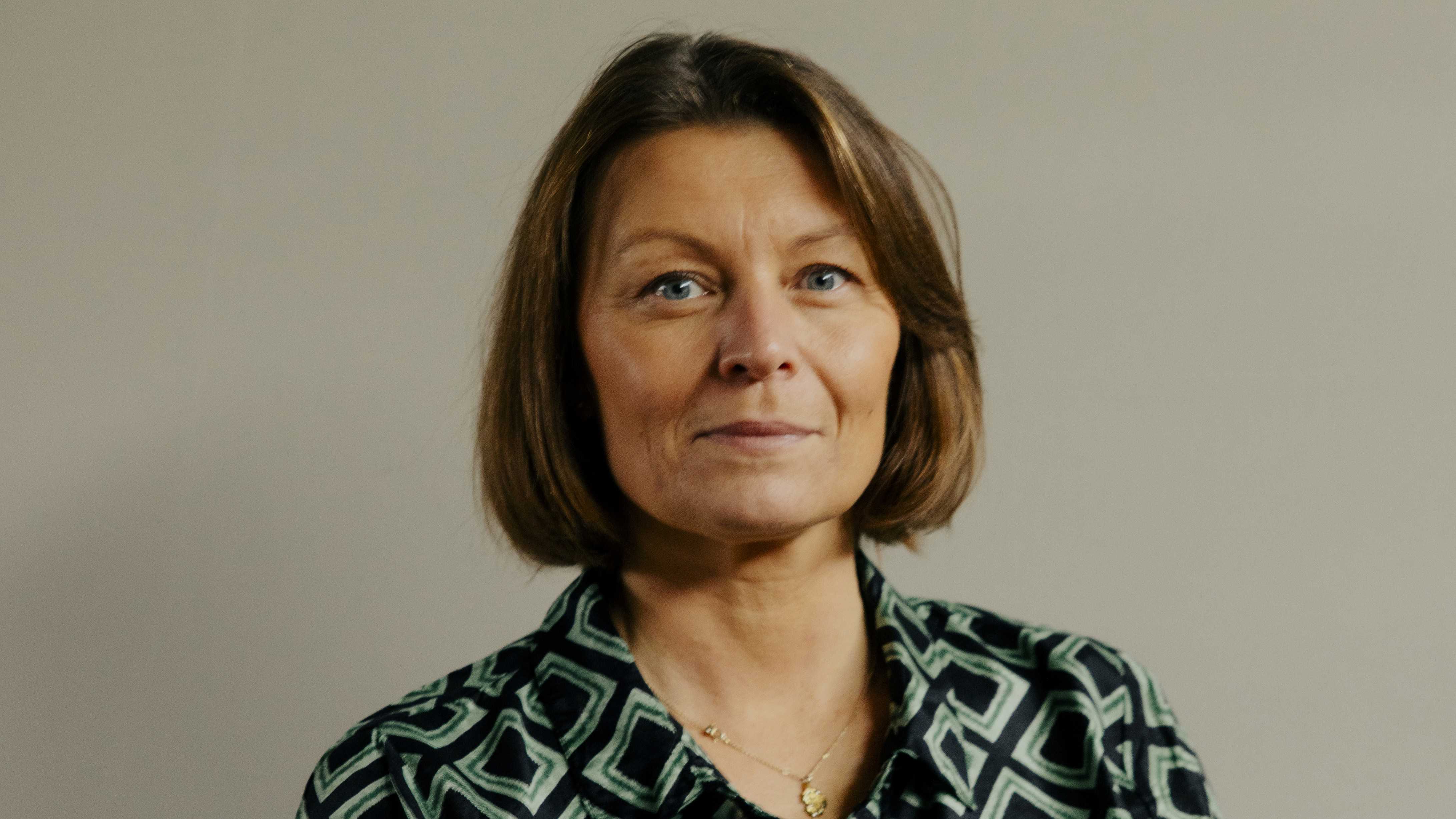 Pia Moltzen i mønstret kjole