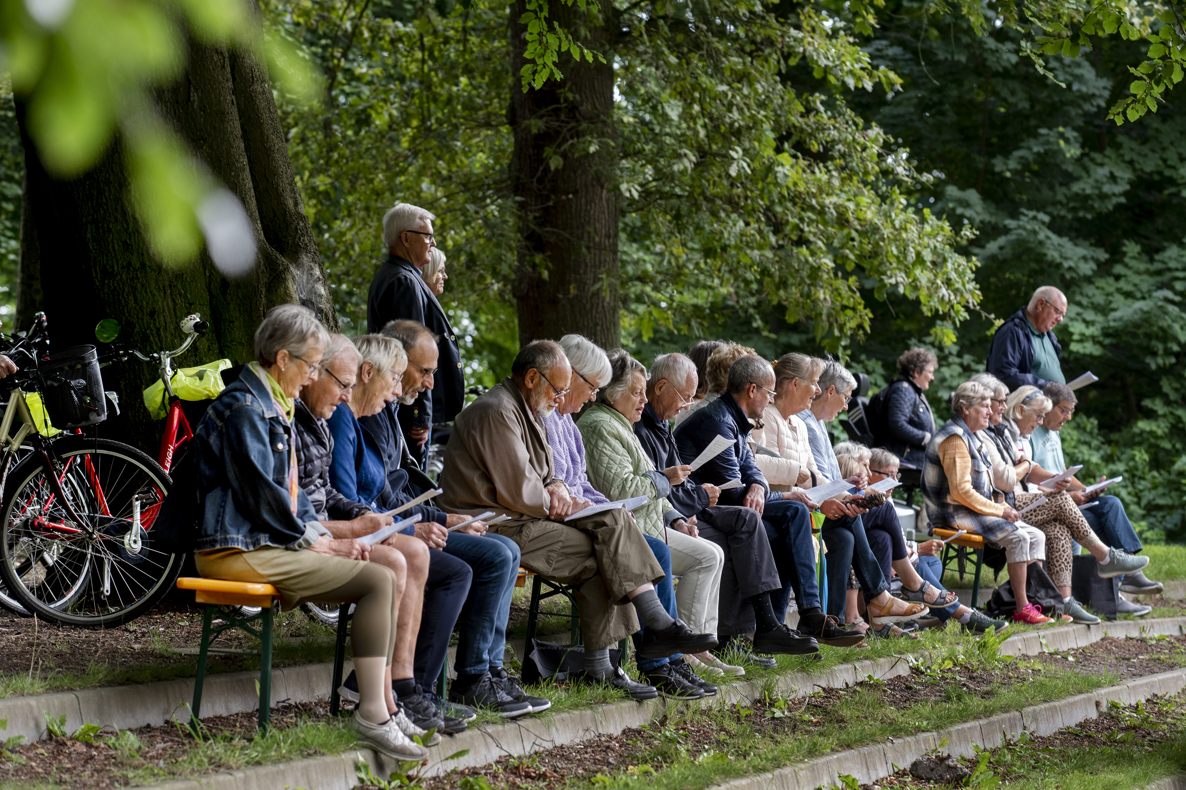 Ældre til udendørs arrangement på Skovbakken