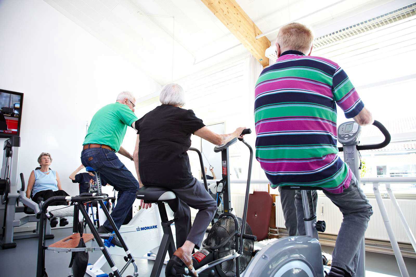 Ældre træner i motionsrum
