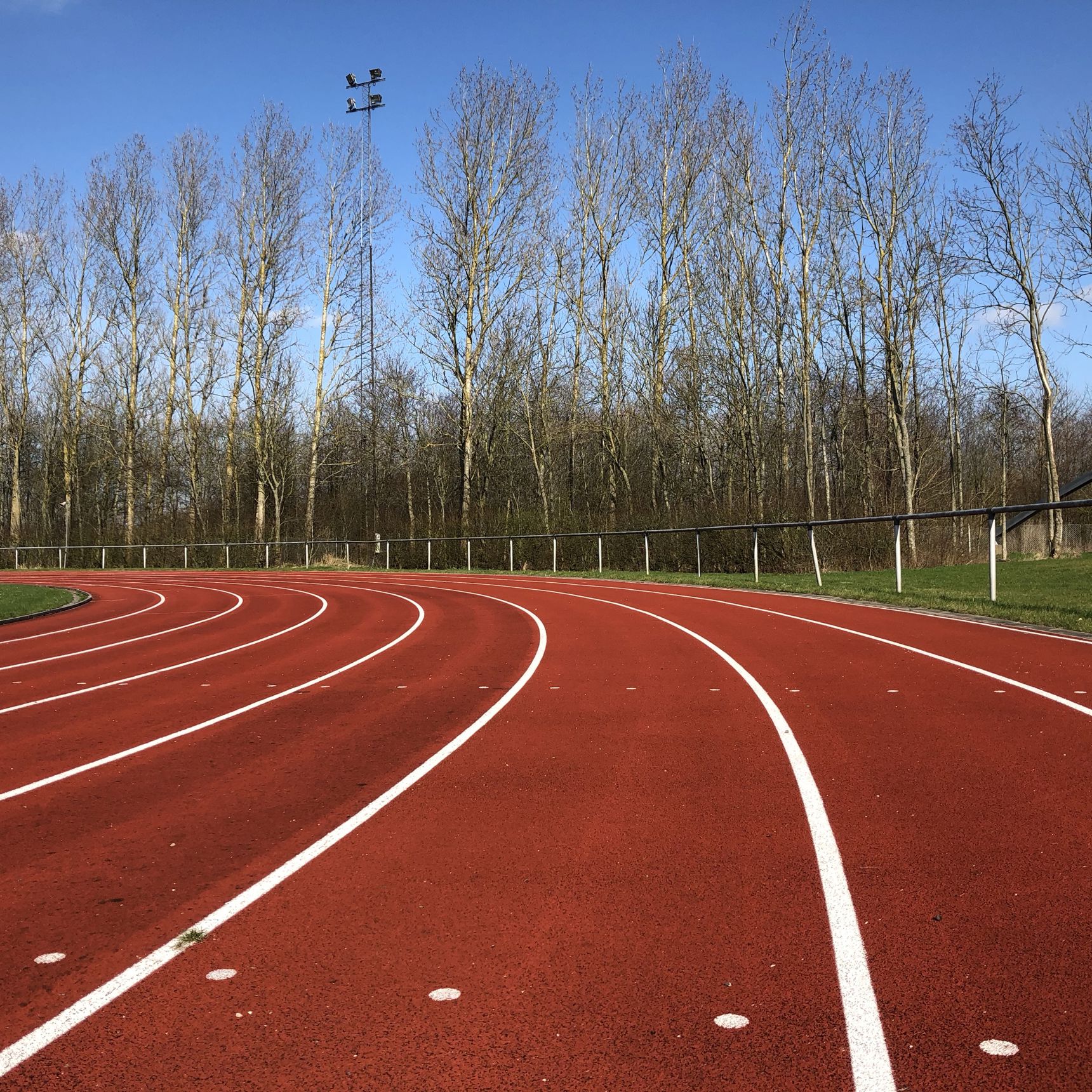 Rød løbebane atletik udendørs