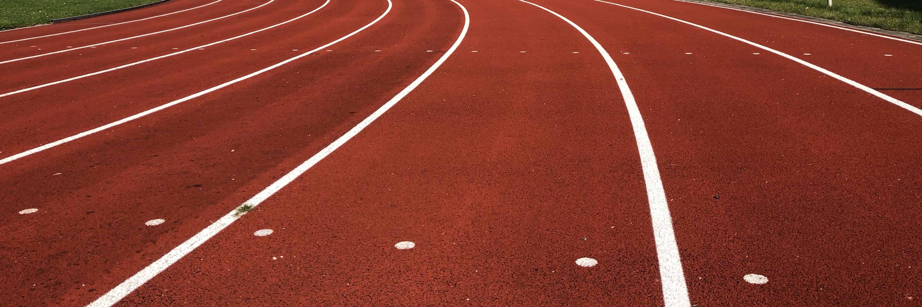 Rød løbebane atletik udendørs